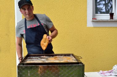 Adam derin yağda kızartılmış şnitzel