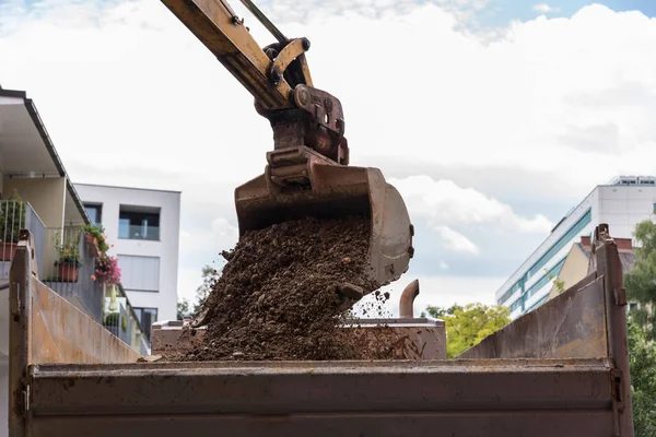 Los residuos de construcción se cargan con una pala excavadora — Foto de Stock