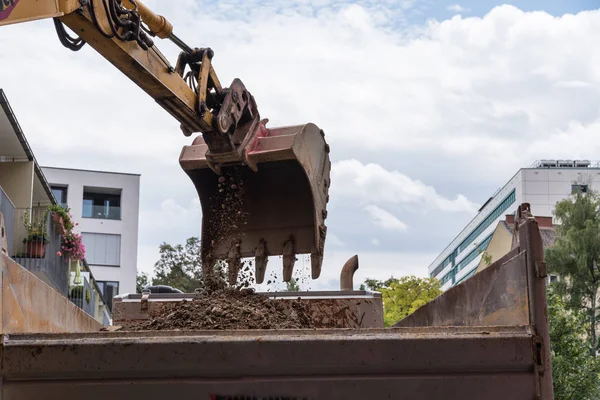 Excavadora al cargar material de construcción — Foto de Stock