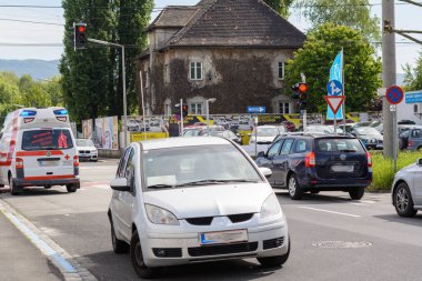 Mavi ışık ile acil servis aracı