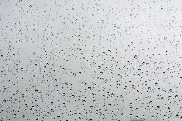 Gotas de lluvia en un cristal de ventana —  Fotos de Stock