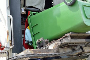 Atık kağıt toplanır