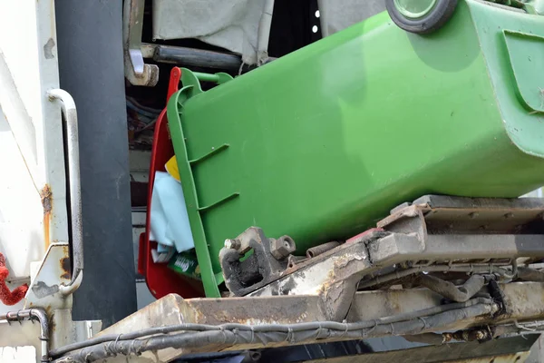 Atık kağıt toplanır