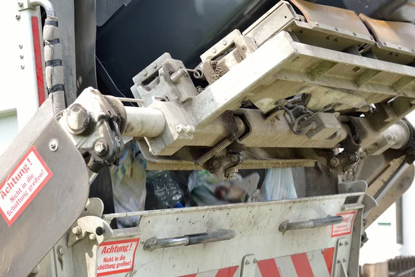 Ev atıkları boşaltılır