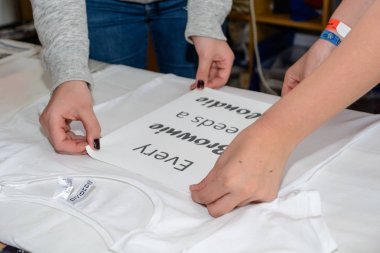 T-shirt folyo baskı için hazırlanır