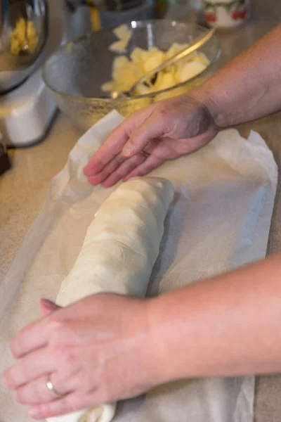 Manzana cocida strudel sí mismo — Foto de Stock