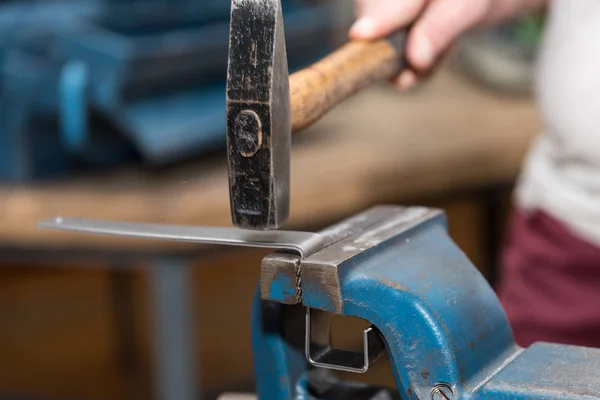 Metalwork with hammer and vice — Stock Photo, Image