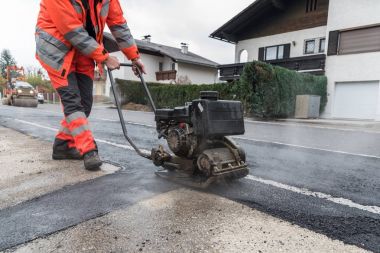 Vibratör ile asfaltlama, işçi