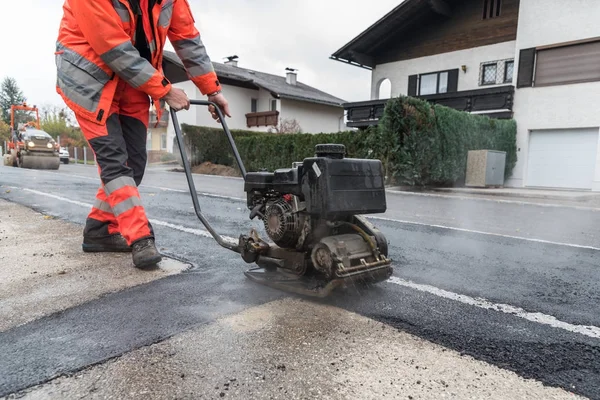 Vibratör ile asfaltlama, işçi