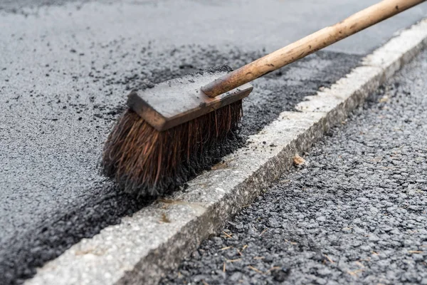 Sweeping broom for asphalting works