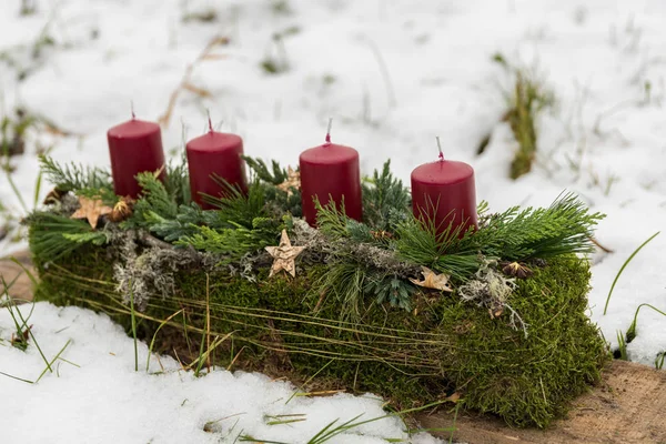 Couronne de Noël oblongue dans la neige — Photo