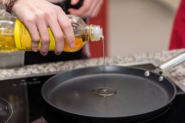Pour yağı bir tavada - yakın çekim