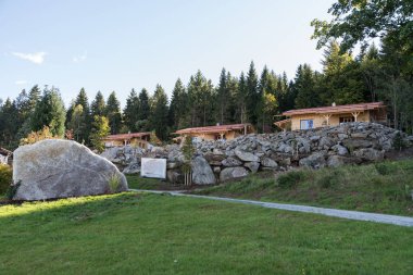 Cennet gibi bir alanda ahşap evler