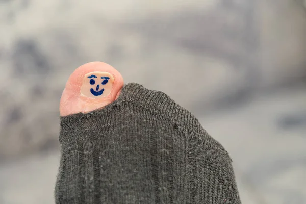 Улыбающийся улыбающийся палец на лице — стоковое фото