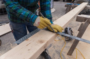 Gönye açı ile marangoz