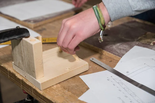 Travailleur qualifié fait des joints de bois — Photo