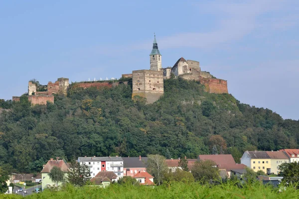 Blick auf burg raten - Österreich — Stockfoto