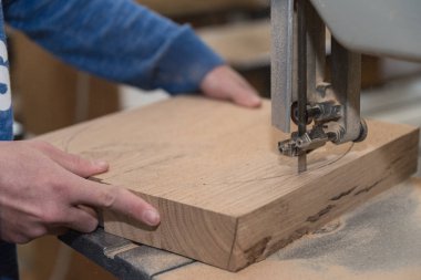 Marangoz bandsaw ile çalışır