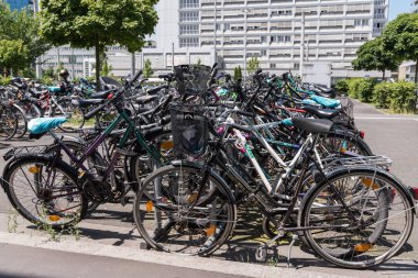çok sayıda Bisiklet park