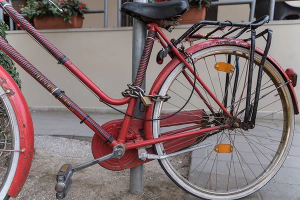 Bike locked against theft — Stock Photo, Image