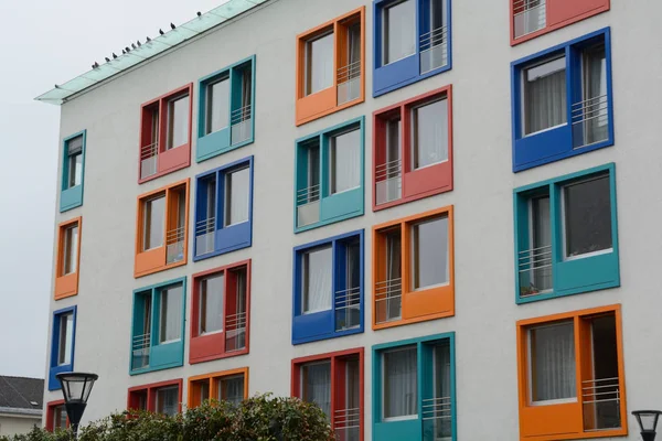 Colorful windows frame a facade — Stock Photo, Image