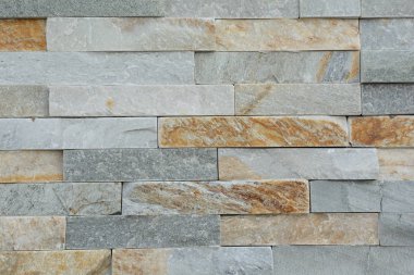 Taş duvar ile doğal taşlar