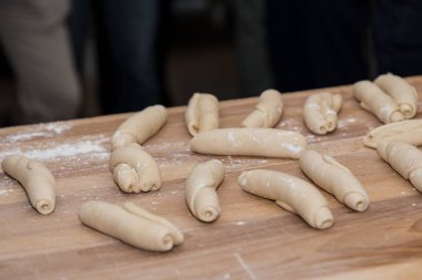 Fırında Hamur rulosu yapmak - yakın plan