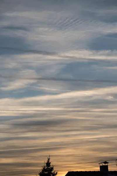 Kontraste am Abendhimmel — Stockfoto