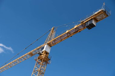 İnşaat vinci olan inşaat alanı