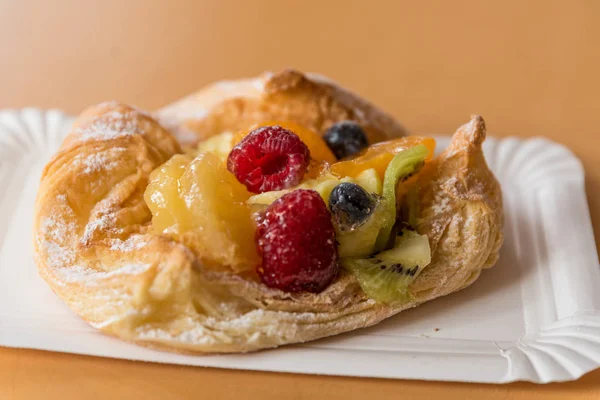 Sabrosos pasteles daneses con frutas — Foto de Stock