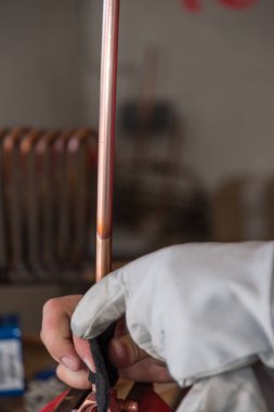 Bakır parçalardaki makine lehimleyici eklemleri - metal işçiliğine yakın çekim