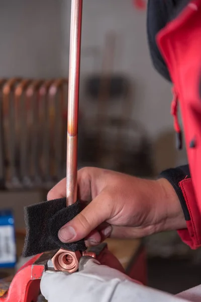 Artesano Trabaja Soldando Piezas Cobre Metalurgia Primer Plano — Foto de Stock