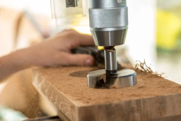 Carpenter Cuts Recesses Piece Wood Close Carpenter — Stock Photo, Image