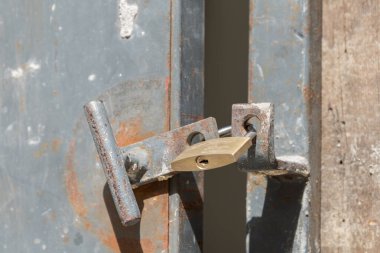 Kapı güvenli bir şekilde kilitlenmemiş - asma kilit