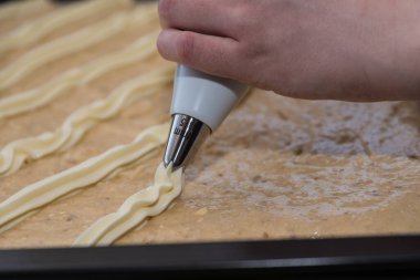 Pastaya kremayı boru torbasıyla uygula - garnitür yakın plan