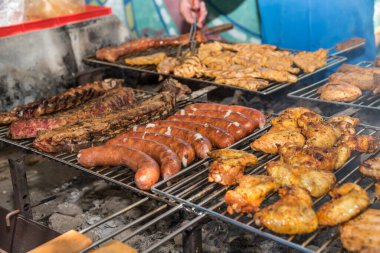 Kömür ızgarasında barbekü partisi. Izgarada et ve peynir.