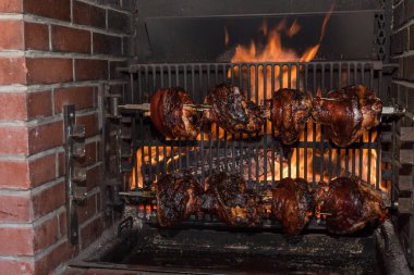 Kömür ızgarasında kızarmış et üzerinde gevrek kuyruk - domuz kuyruğu