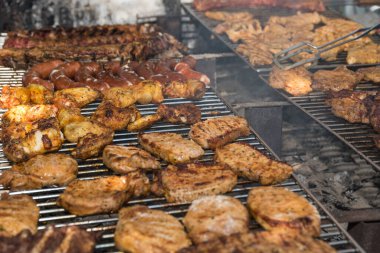 Kömür ızgarasında ızgara et ve sosis - barbekü