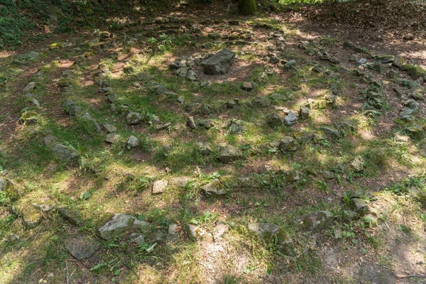 Cirkulär Labyrint Ett Skogsgolv Täckt Med Stenar — Stockfoto