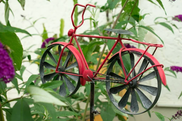 Modello Decorativo Una Bicicletta Nel Proprio Giardino Disegno Del Giardino — Foto Stock