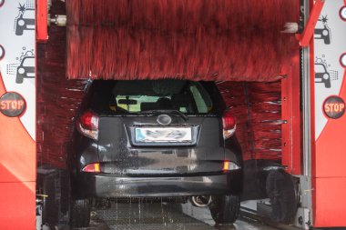 Araba yıkamada temizlenir. Araba yıkamada.