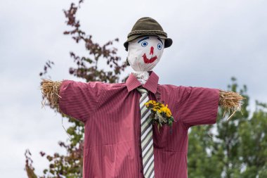 Komik bir korkuluk ve bahçe süsü olarak saman bebek.