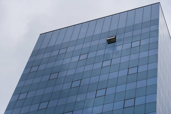 Исключение или серия офисных помещений - открытое окно на рабочем месте
