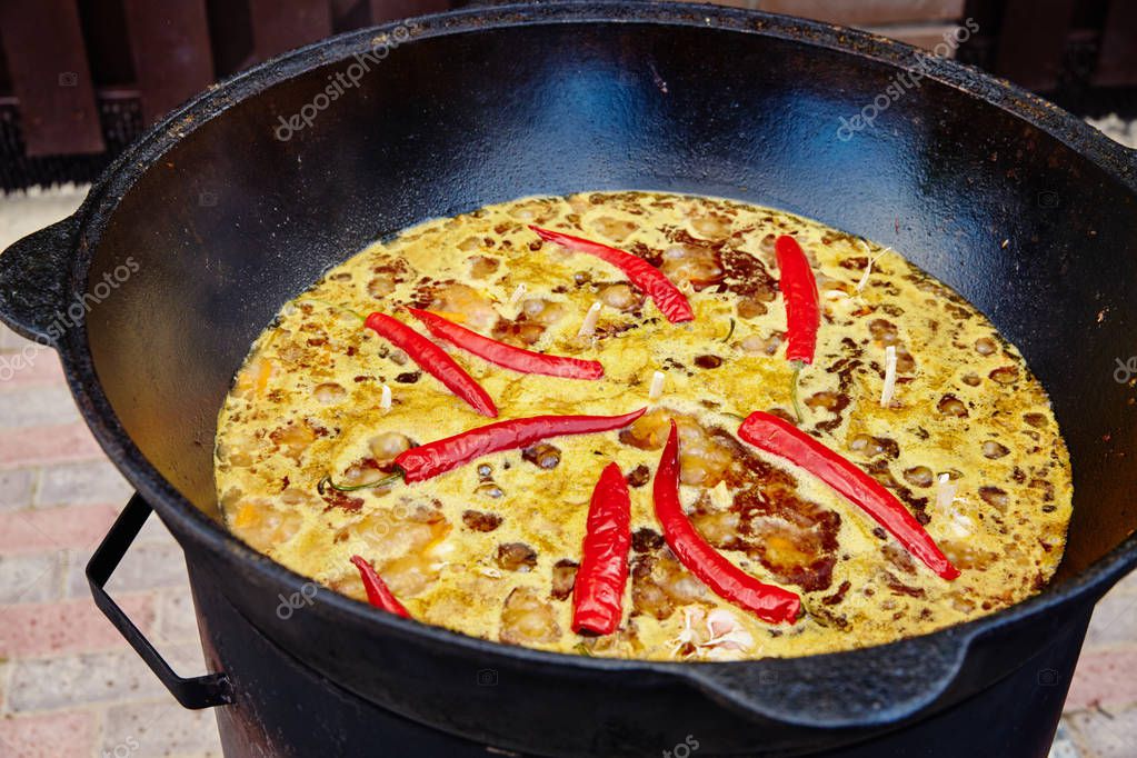 Plato nacional uzbeko pilaf, pilaw, plov, arroz con carne en sartén