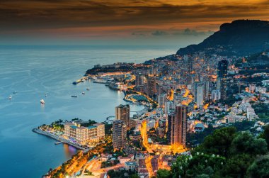 Monaco, Monte-Carlo, 26 Eylül 2016: Vista Otel 'den gece şehrine havadan panoramik manzara, yatların, sokakların, binaların gece aydınlanması, uzun süre açık alan, hiç kimse, gece lambaları