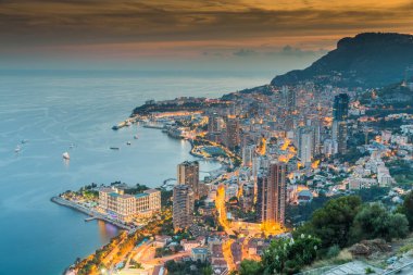Monaco, Monte-Carlo, 26 Eylül 2016: Vista Otel 'den gece şehrine havadan panoramik manzara, yatların, sokakların, binaların gece aydınlanması, uzun süre açık alan, hiç kimse, gece lambaları