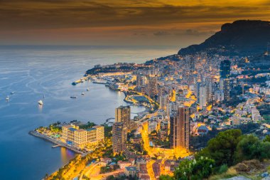 Monaco, Monte-Carlo, 26 Eylül 2016: Vista Otel 'den gece şehrine havadan panoramik manzara, yatların, sokakların, binaların gece aydınlanması, uzun süre açık alan, hiç kimse, gece lambaları