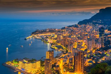 Monaco, Monte-Carlo, 26 Eylül 2016: Vista Otel 'den gece şehrine havadan panoramik manzara, yatların, sokakların, binaların gece aydınlanması, uzun süre açık alan, hiç kimse, gece lambaları