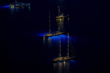 Monaco, Monte-Carlo, 26 Eylül 2016: Vista Oteli 'nden gelen lüks yatın havadan panoramik görüntüsü, yatların gece aydınlanması, uzun süreli çekim, hiç kimse, gece lambaları, Falcon Maltese, Oceanco