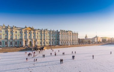 Hafta sonu Saint Petersburg 'daki Neva Nehri üzerinde yürüyen insanların hava manzarası, güneşli bir gün, Peter ve Paul Kalesi, Kış Sarayı, Hermitage, Deniz Kuvvetleri, Palace Köprüsü, Rostral sütunları.